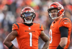 九游网站 - 羽毛球赛场上运动员们 