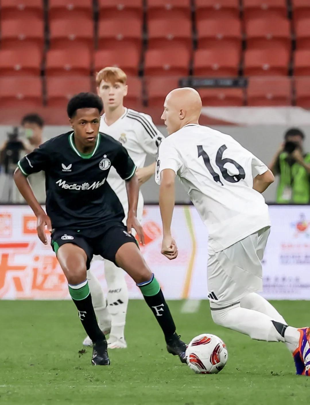 费耶诺德发布备战花絮，窗口期刷新队史纪录，法国杯任务艰巨，身体对抗强度拉满(第三赛季瓦尔申)