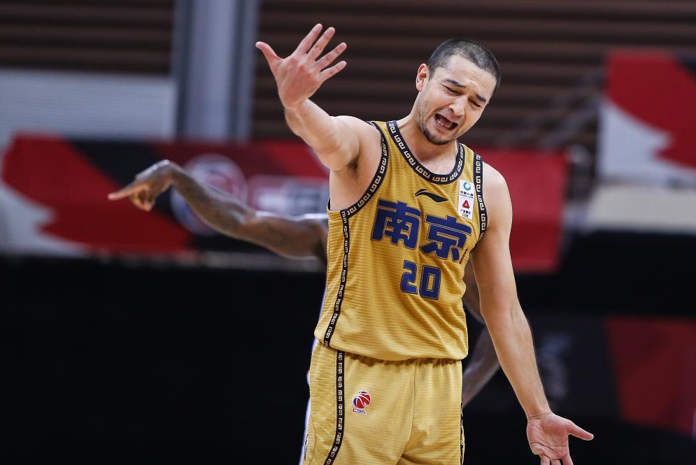  加时末段瓦伦西亚调整名单以备CBA常规赛，防线松动环节打磨，底气十足，纪律约束更严格